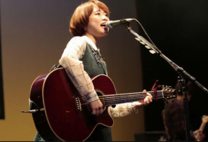 大原櫻子のギターを持ったライブ画像