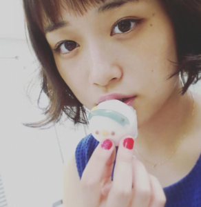 大原櫻子が何かにキスする画像