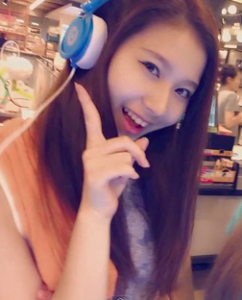 サナ(TWICE)の高校時代にヘッドホンをする画像