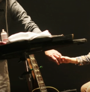 山崎まさよしが練習する画像