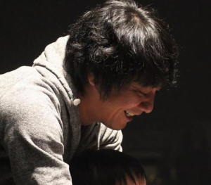 山崎まさよしが息子とリハーサルに臨む画像