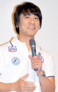 山崎まさよしがマイクを持つ画像